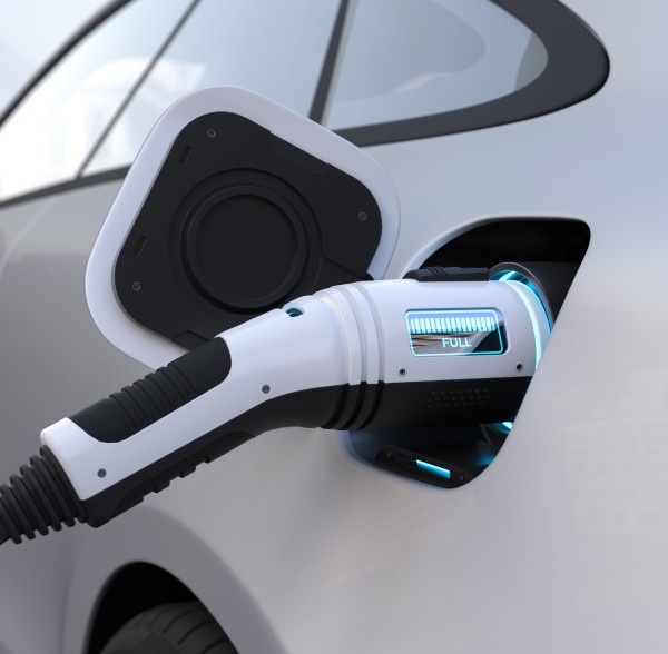 Électricien installant une borne de recharge pour voiture électrique à Sainte-Maxime